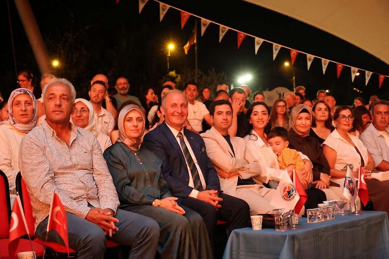 Siirt Gençlik Merkezi Halk Oyunları Ekibi Arhavi Festivali'nde Sahne Aldı: Ece Mumay da Konser Verdi