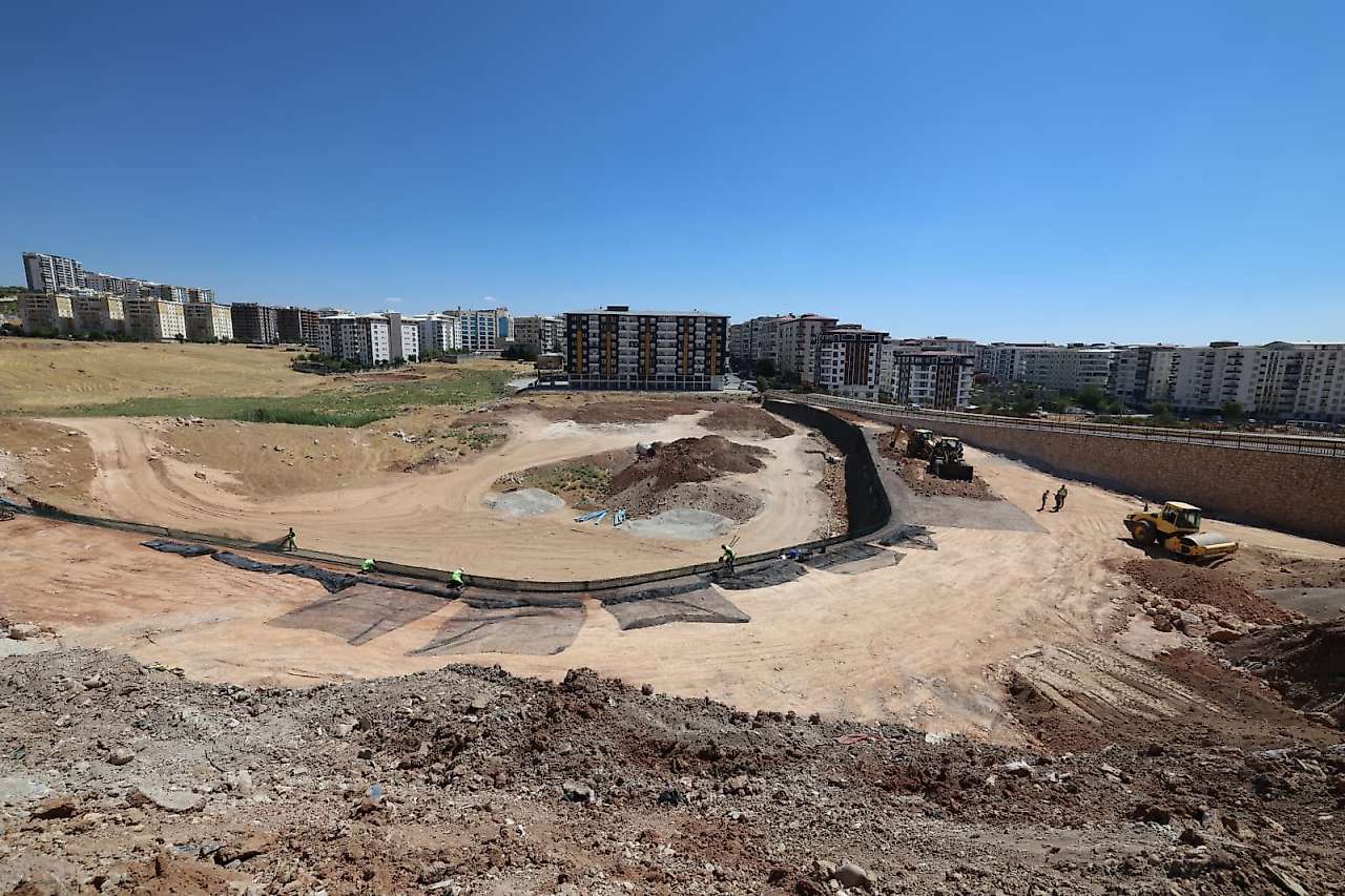 Siirt'te Ulaşım Yatırımları Sahada İncelendi: Havalimanı, Kezer Köprüsü ve Pervari Yolu Çalışmalarında Son Durum Açıklandı