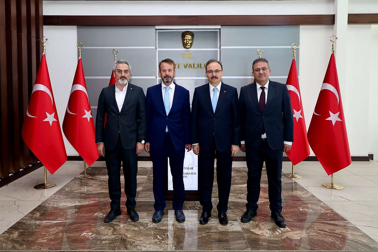 Siirt Valiliğinde gerçekleşen ziyarette Anayasa Mahkemesi Üyesi Kenan Yaşar, Türkiye Barolar Birliği Yönetim Kurulu Üyesi Av. Nizam Dilek ve Siirt Baro Başkanı Av. Muhammed Alptekin, Vali Dr. Kemal Kızılkaya ile bir araya geldi.