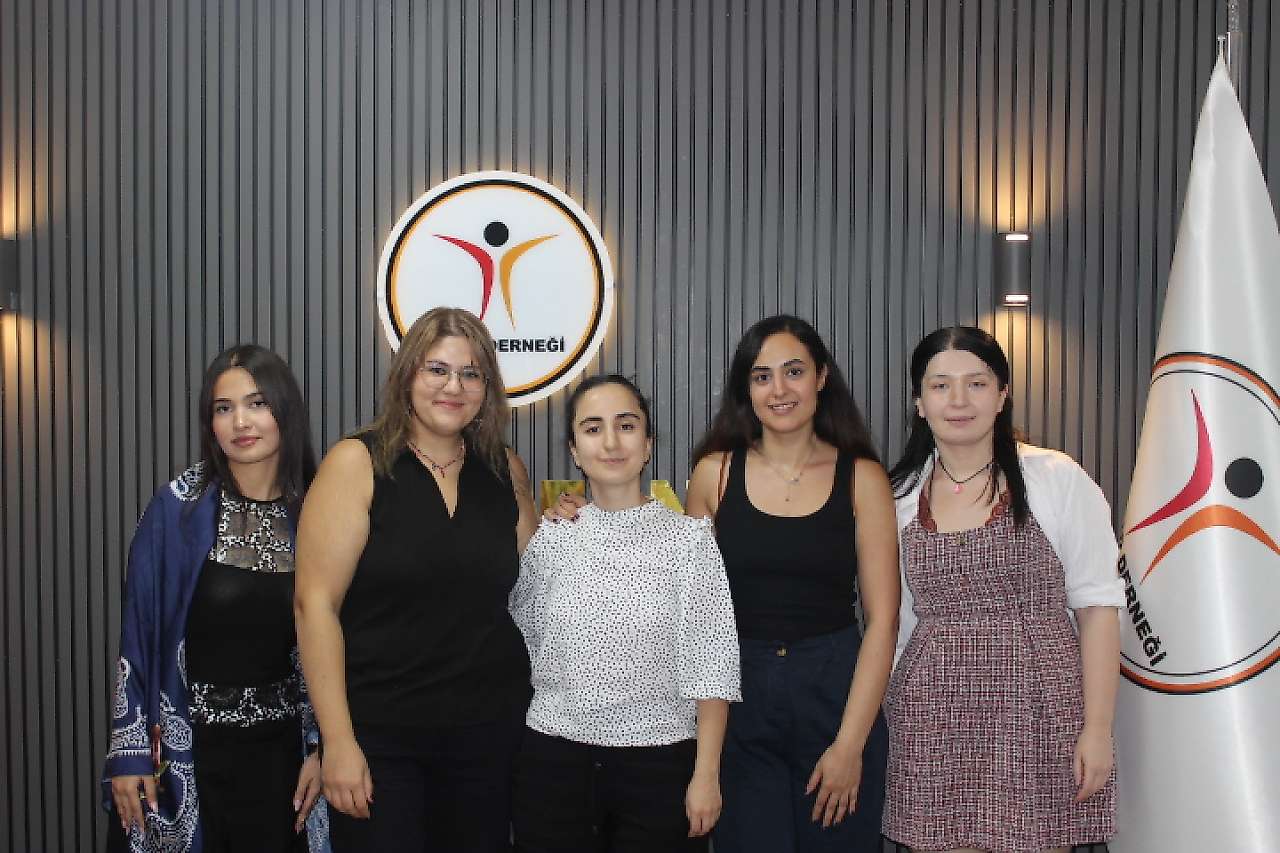 Siirt'te 3 ülke, tek gecede buluştu! Kültürler ve lezzetler paylaşıldı