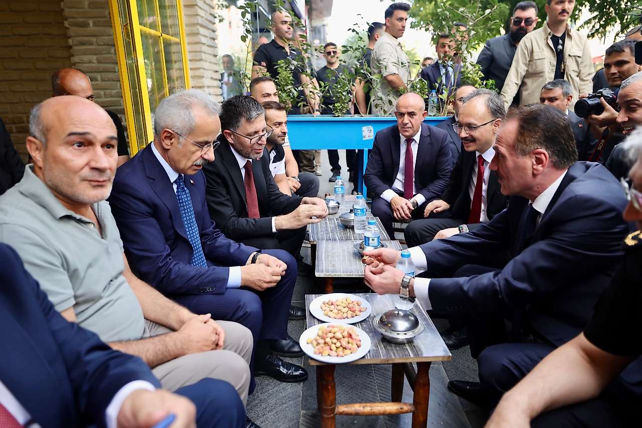 Ulaştırma ve Altyapı Bakanı Abdulkadir Uraloğlu Siirt Güres Caddesi'nde Esnafla Buluştu