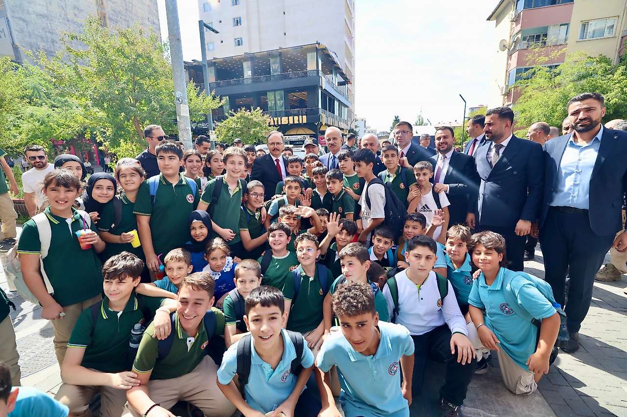 Ulaştırma ve Altyapı Bakanı Abdulkadir Uraloğlu Siirt Güres Caddesi'nde Esnafla Buluştu