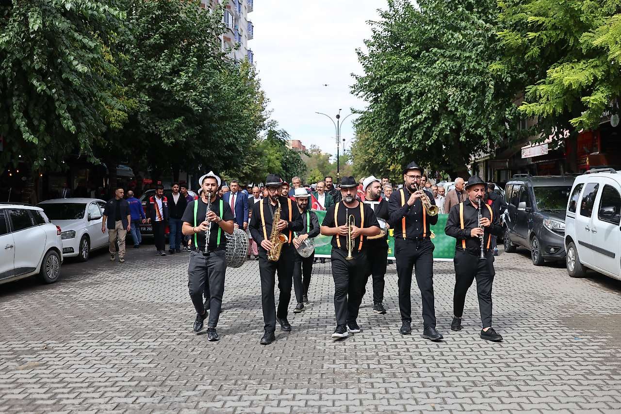 Siirt Fıstığı Festivali kortej yürüyüşüyle devam etti