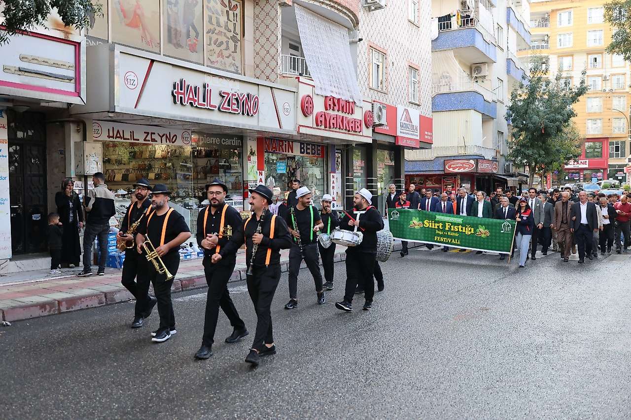 Siirt Fıstığı Festivali kortej yürüyüşüyle devam etti