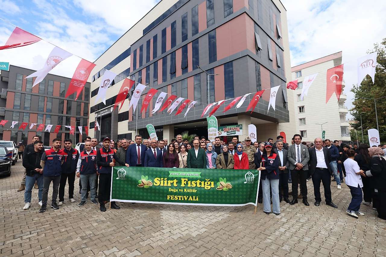 Siirt Fıstığı Festivali kortej yürüyüşüyle devam etti