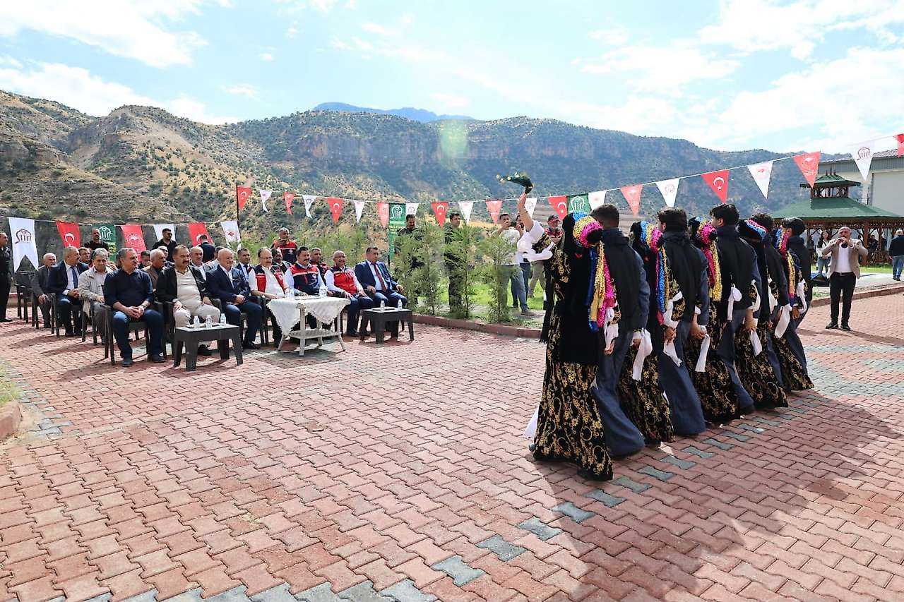 Siirt Fıstığı Festivali'nde hasat heyecanı: Vali Kızılkaya üreticilerle buluştu