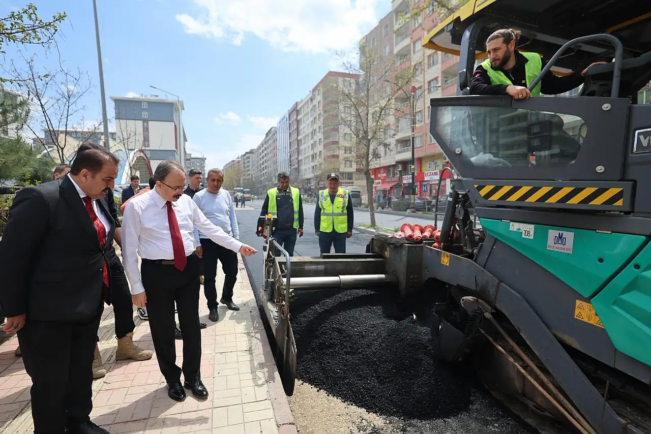 Siirt'te Yeni Mahalle'de Asfalt Çalışmaları Sürüyor
