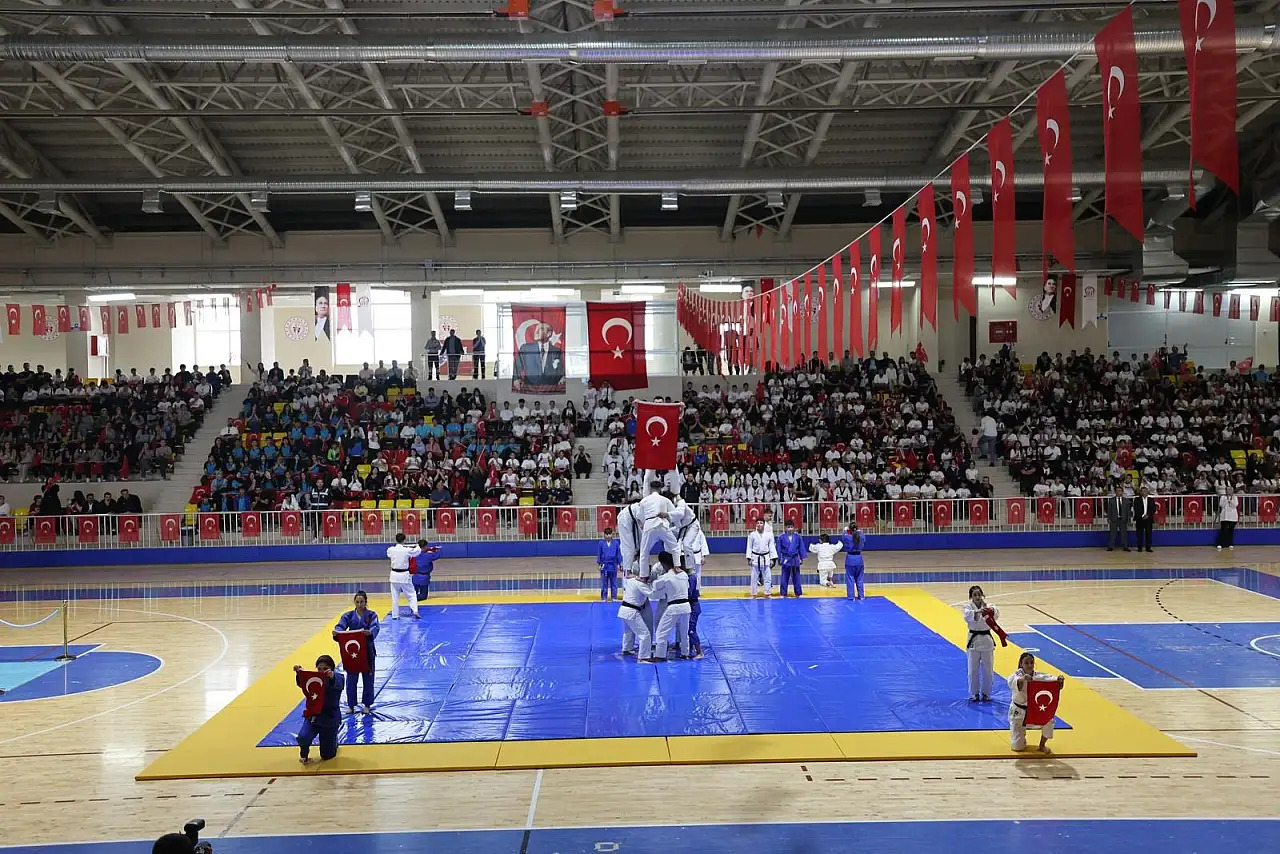 Siirt'te 19 Mayıs Coşkusu: Gençlik ve Spor Bayramı Törenlerle Kutlandı