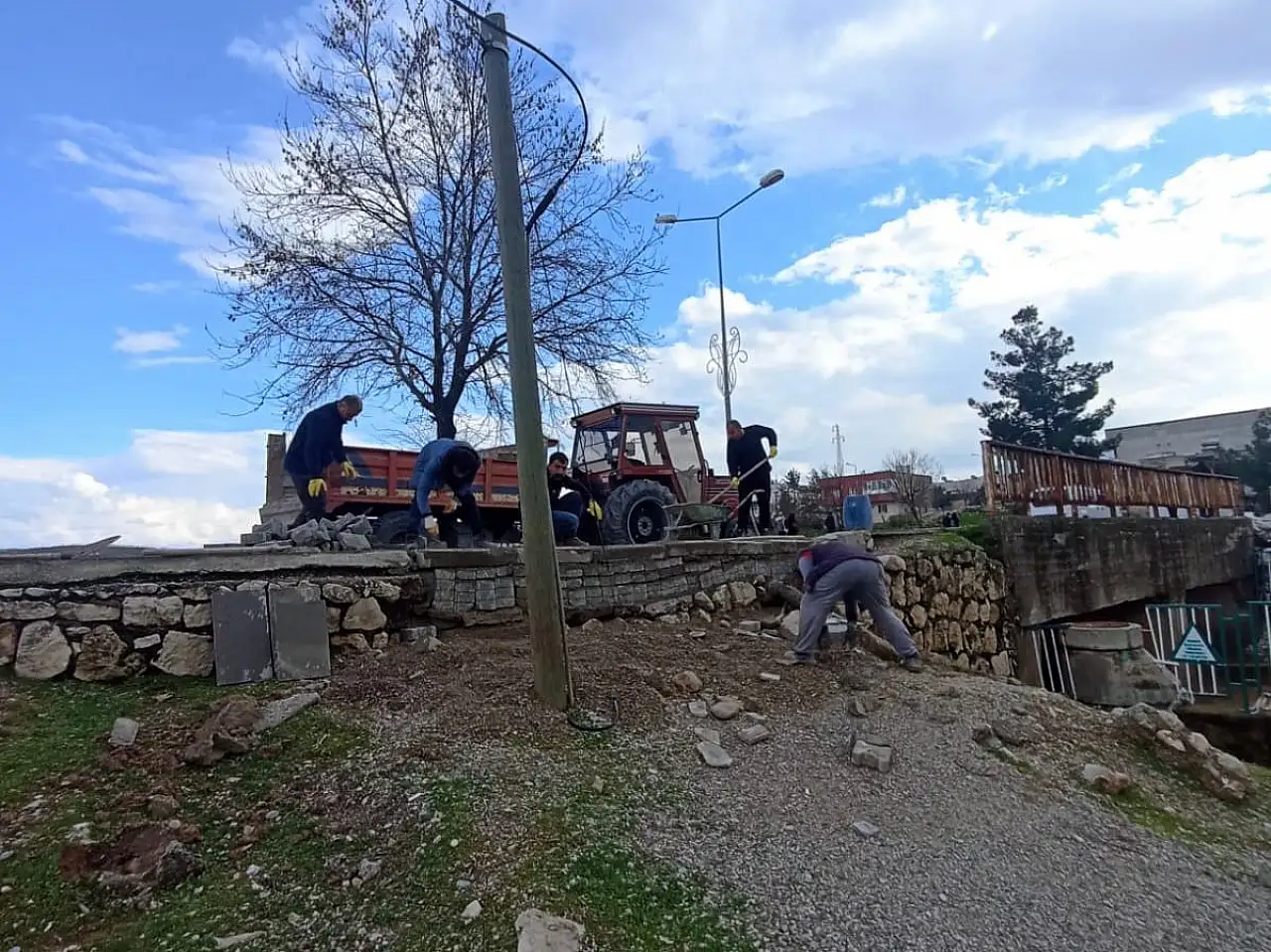 Belediye ekiplerinin Hasankeyf caddesinde yaptığı çalışma