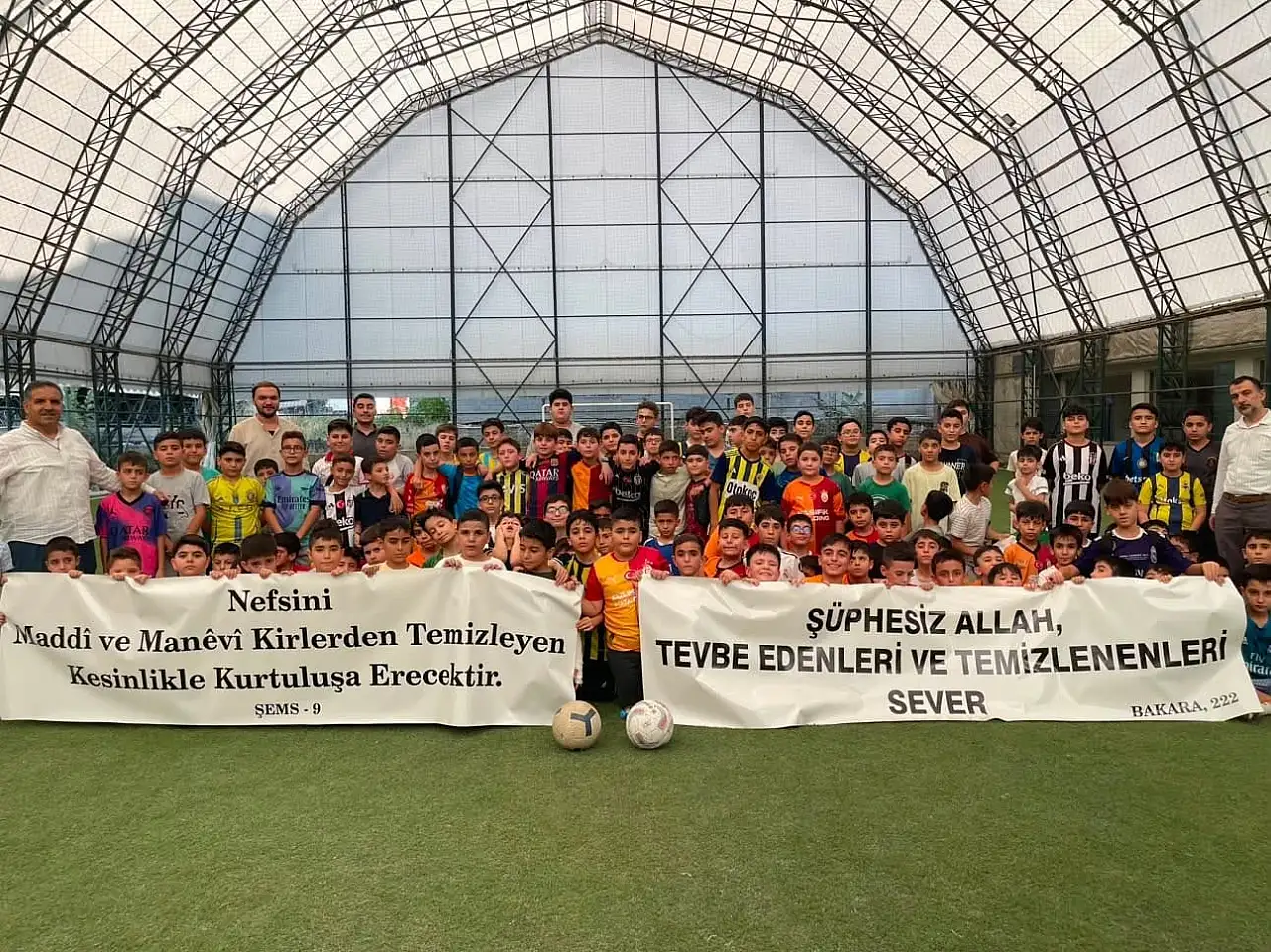 Siirt'te Öğrenciler Futbol Sahasında Ayetlerle Mesaj Verdi