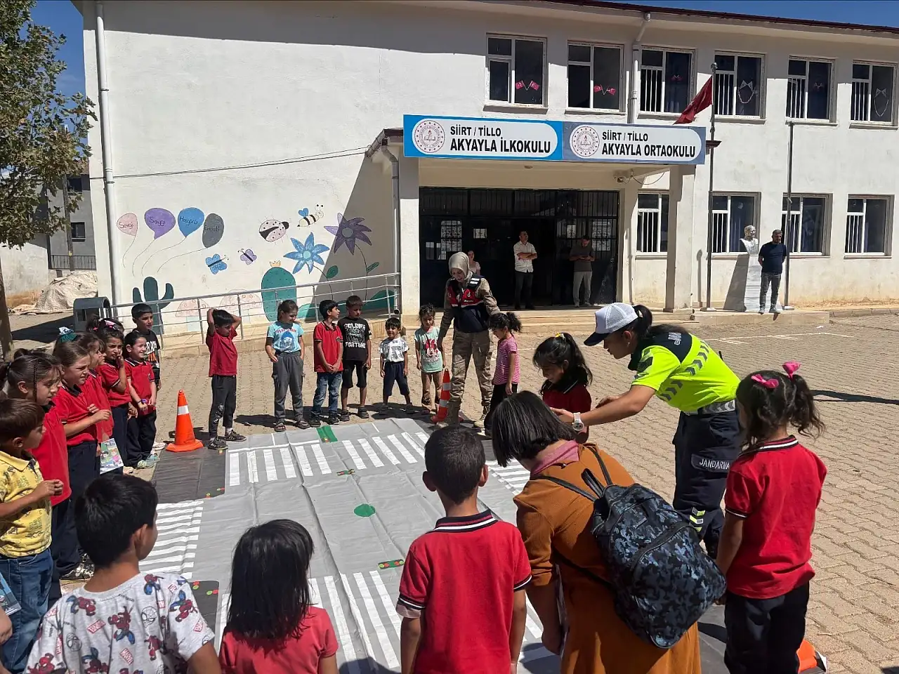 Siirt'te Jandarma'dan Öğrencilere 'Güvenli Yaşam' Eğitimi
