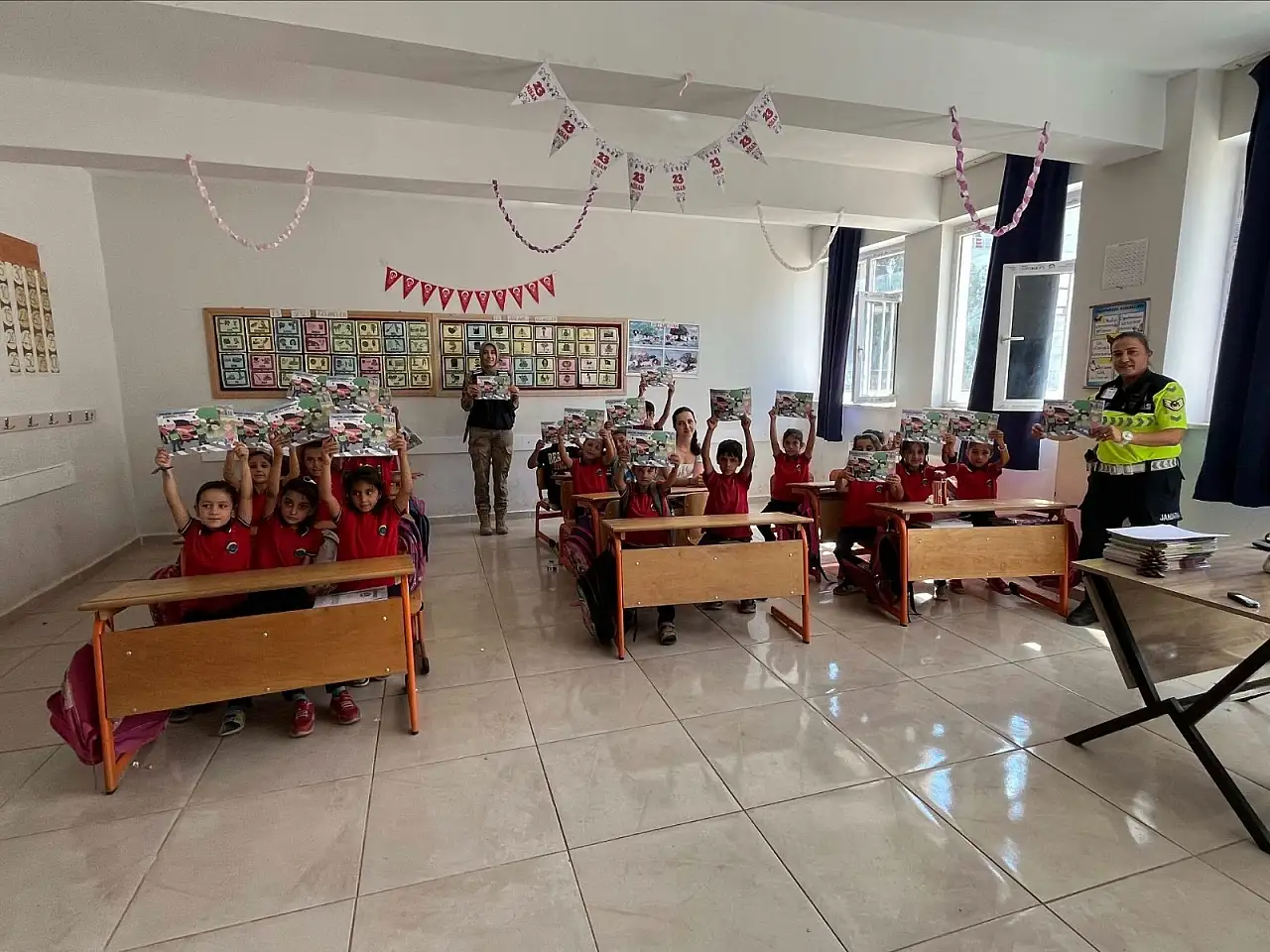Siirt'te Jandarma'dan Öğrencilere 'Güvenli Yaşam' Eğitimi