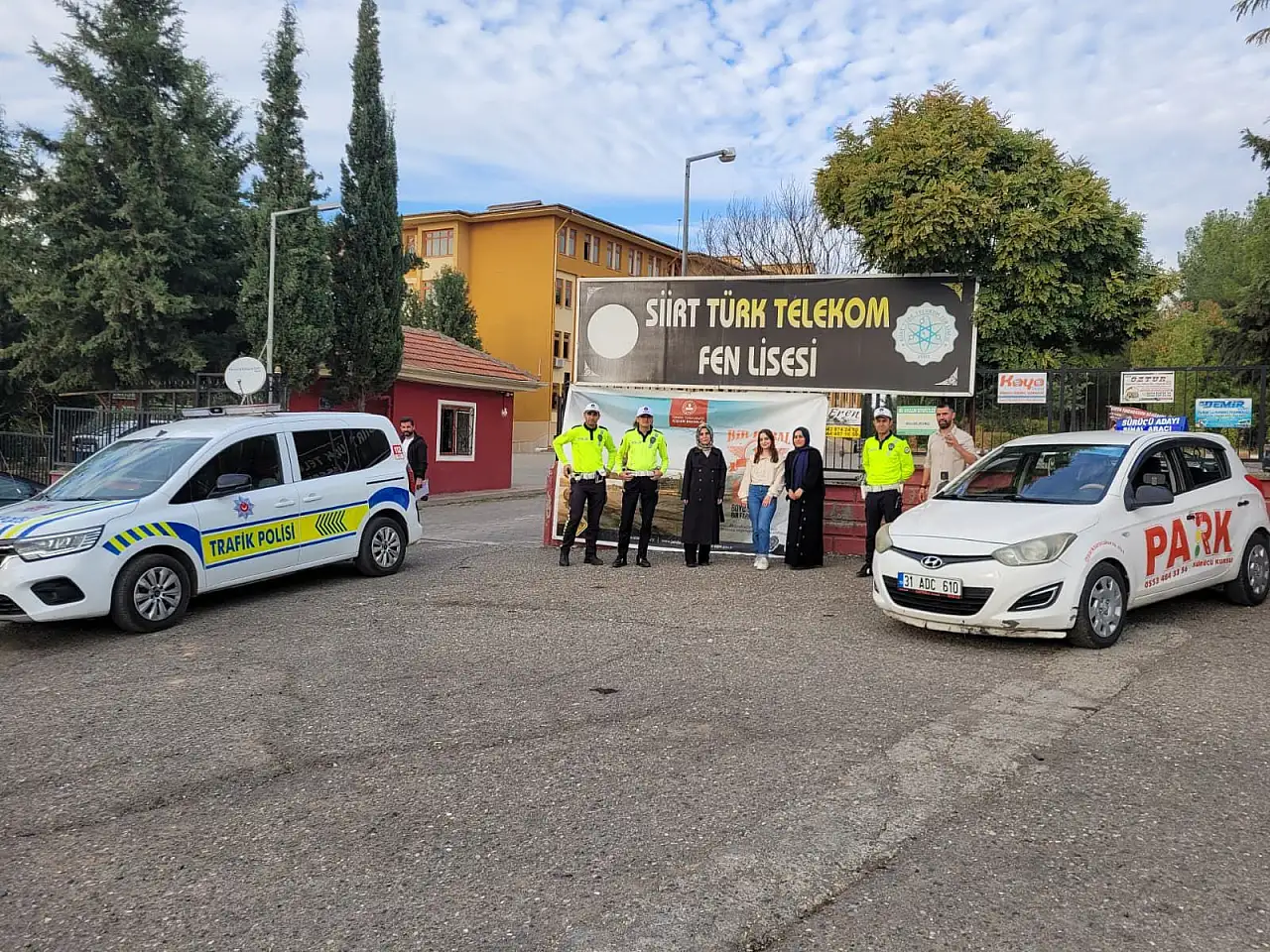 Siirt Emniyeti Sahada! Sürücü Adaylarını Trafik Güvenliği Konusunda Bilgilendirdiler