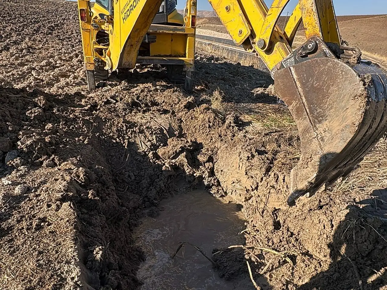 Siirt-Kurtalan Kezer Mevkiinde yapılan tamiratın ardından su hattının üzeri kapatıldı.