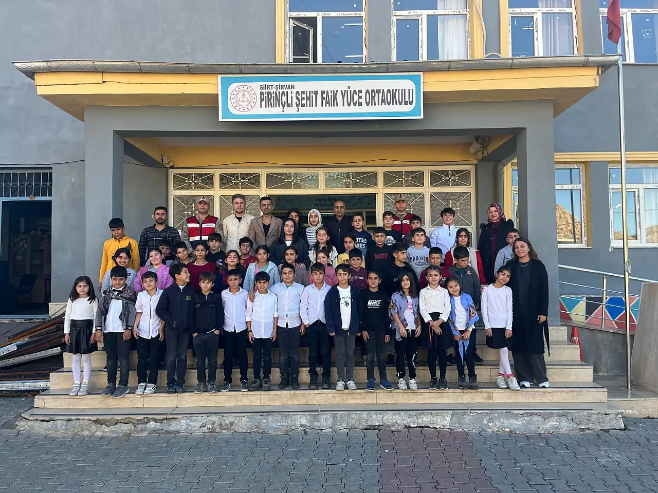 Siirt'te Jandarma 297 Okulu Ziyaret Ederek Öğretmenlerin Gününü Kutladı