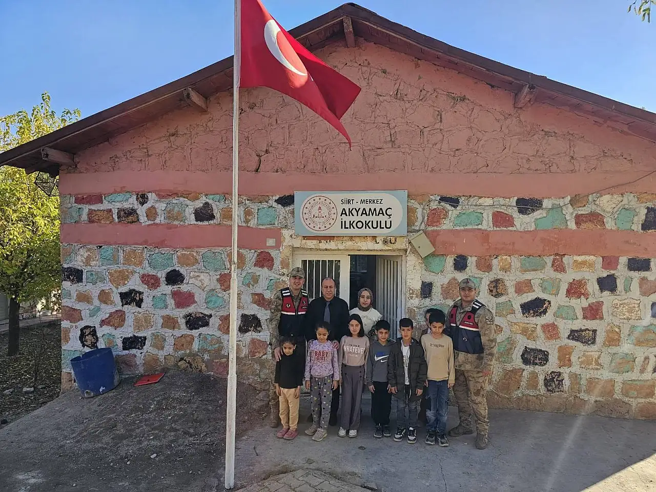 Siirt'te Jandarma 297 Okulu Ziyaret Ederek Öğretmenlerin Gününü Kutladı