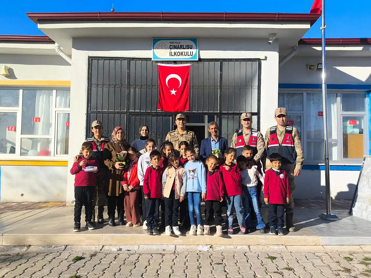 Siirt'te Jandarma 297 Okulu Ziyaret Ederek Öğretmenlerin Gününü Kutladı