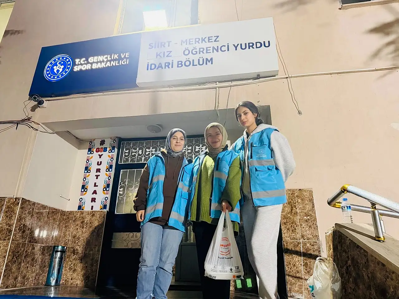 Siirt Kız Öğrenci Yurdu'nda Örnek Dayanışma: Yurt Yemeklerini İhtiyaç Sahibi Ailelere Ulaştırılıyor