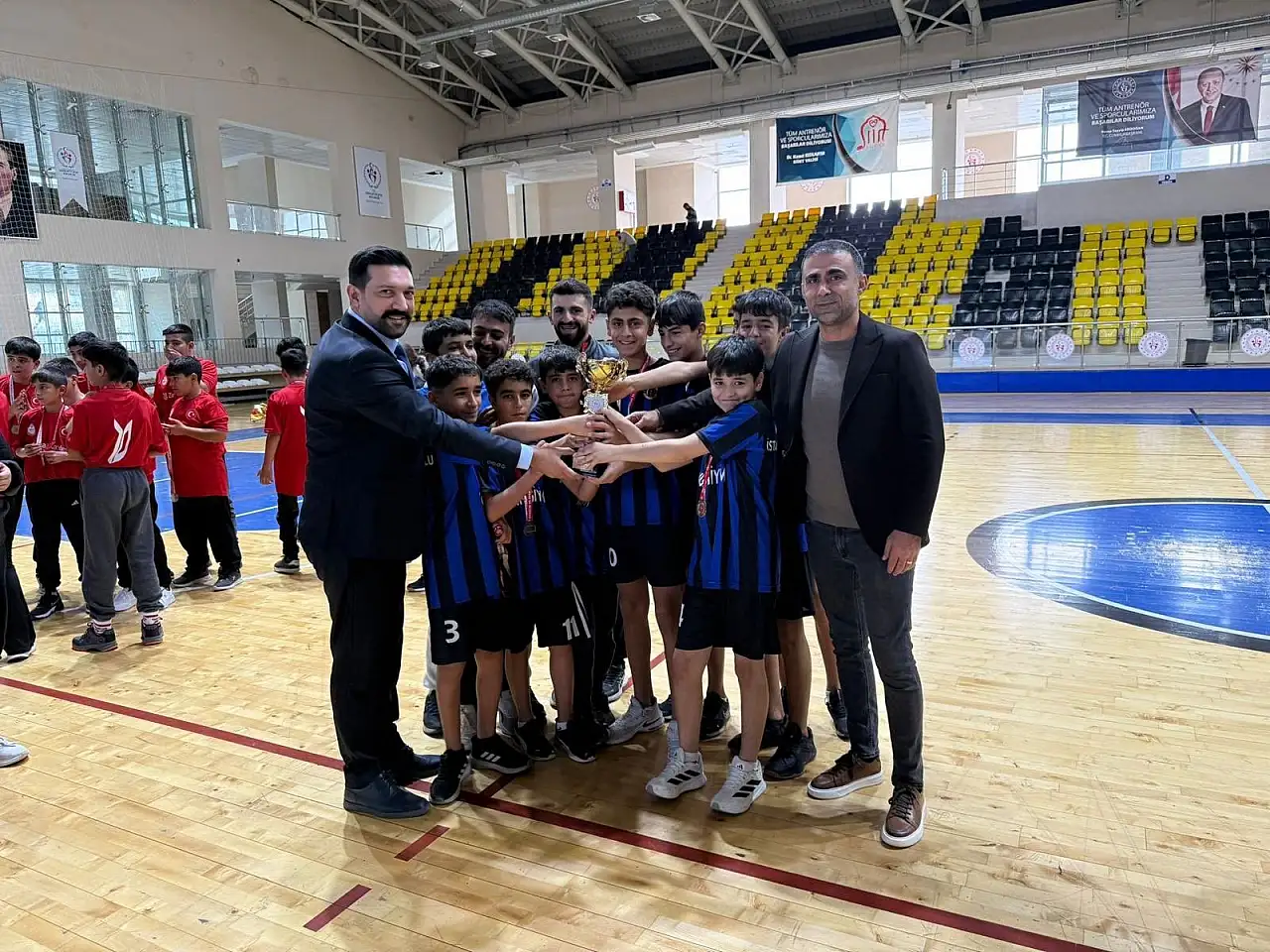 Siirt'te Hentbol Yıldızlar Müsabakaları Tamamlandı! Şampiyonlar Belli Oldu