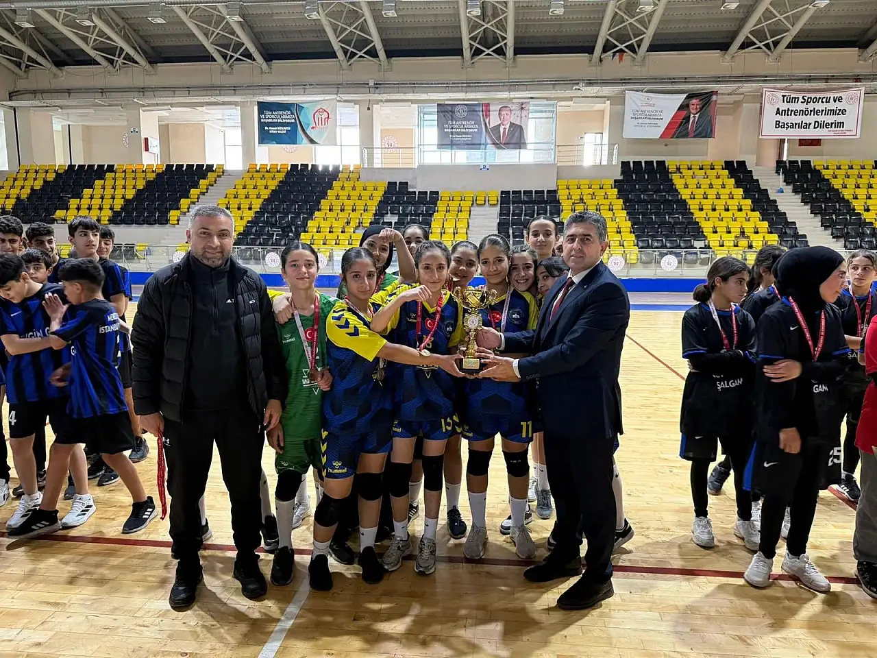 Siirt'te Hentbol Yıldızlar Müsabakaları Tamamlandı! Şampiyonlar Belli Oldu