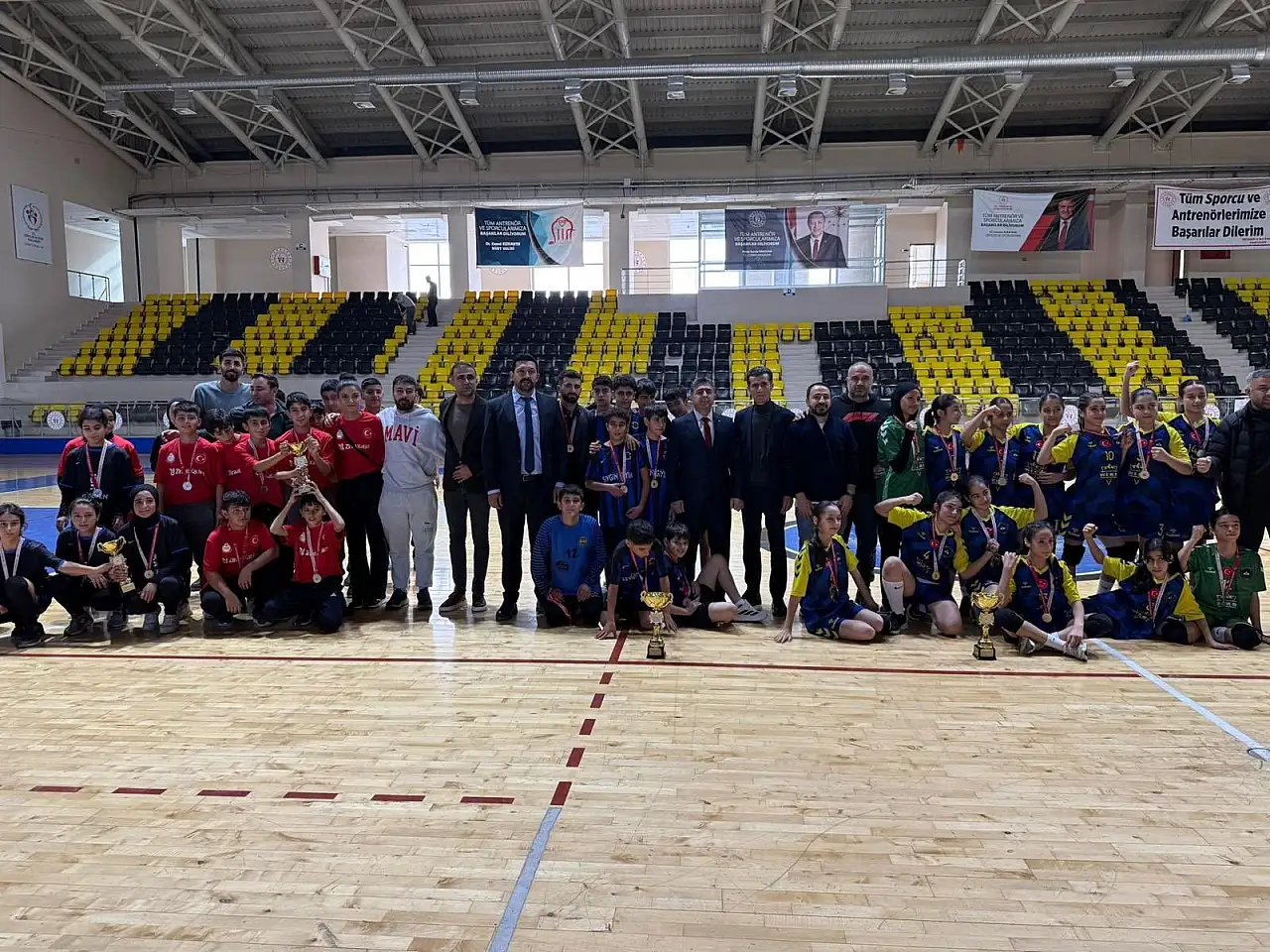 Siirt'te Hentbol Yıldızlar Müsabakaları Tamamlandı! Şampiyonlar Belli Oldu