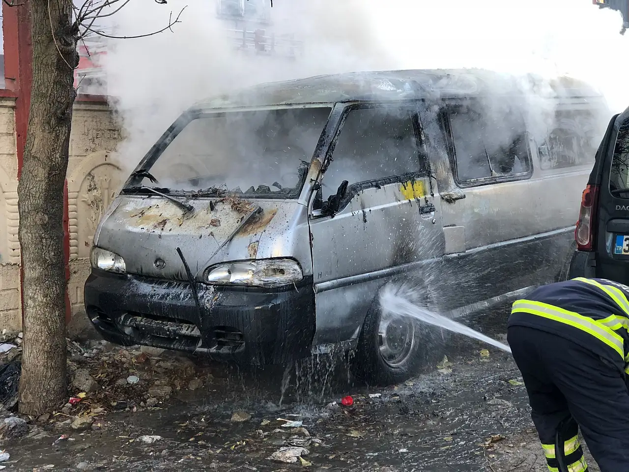 Siirt'te otoparkta park halindeki kamyonet alev aldı, facia önlendi