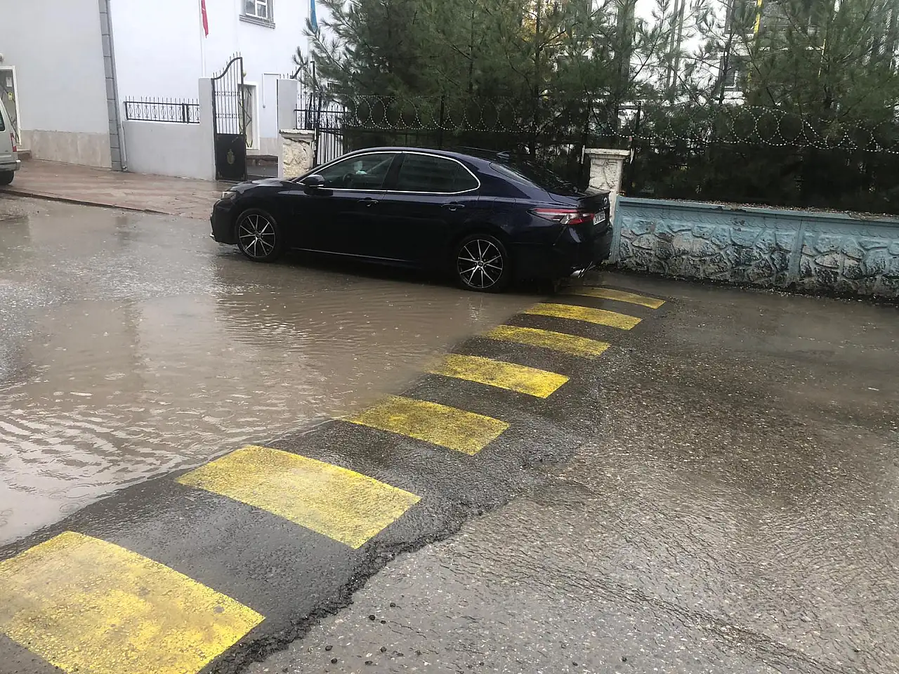 Siirt'te Yağış Etkili Oldu: Bazı Sokaklarda Göletler Oluştu