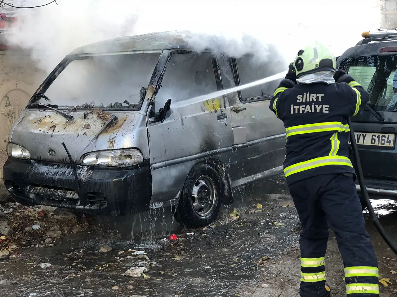 Siirt'te otoparkta park halindeki kamyonet alev aldı, facia önlendi