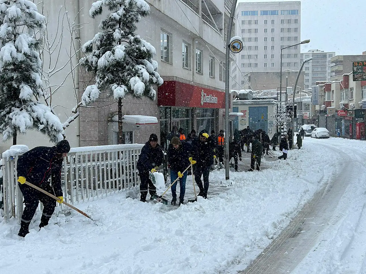 Kurtalan Merkezde Kar Temizleme Çalışmaları Sürüyor