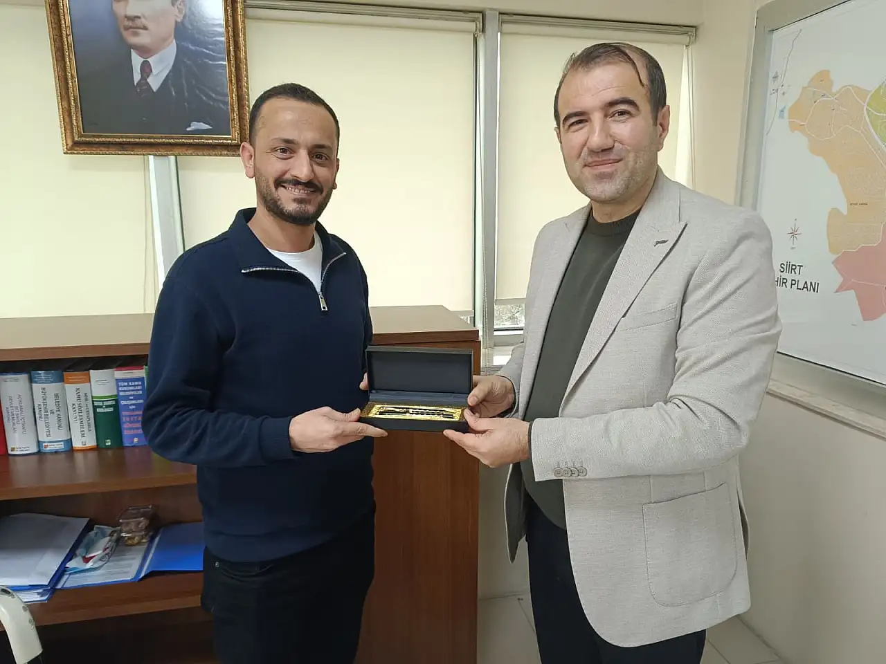 Bem-Bir-Sen'den Siirt Belediyesi Personeline Tebrik ve Hediye