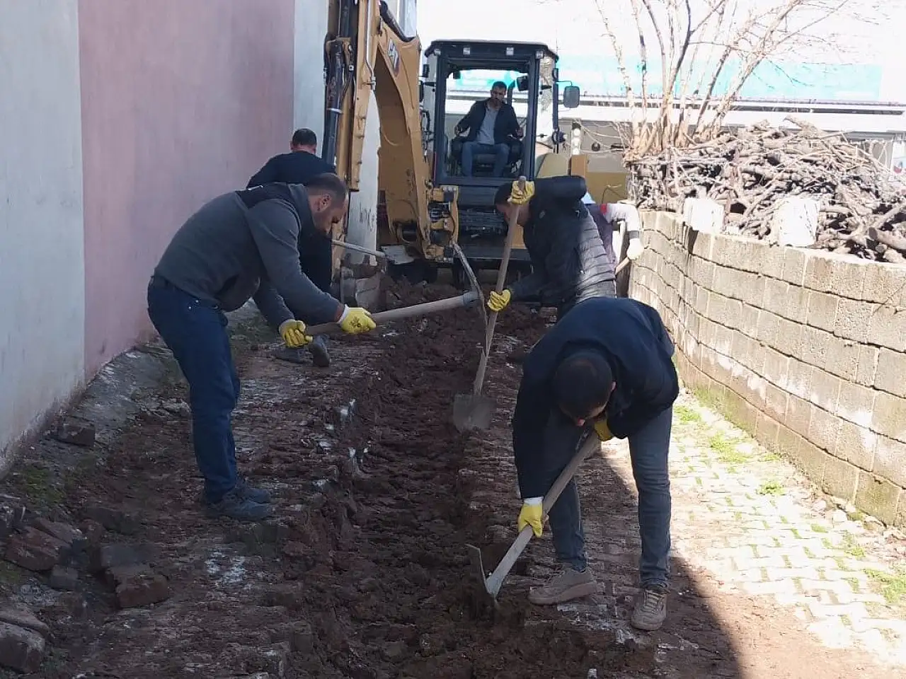 Kurtalan Belediyesi Bozulan Güzergahlar Onarıyor