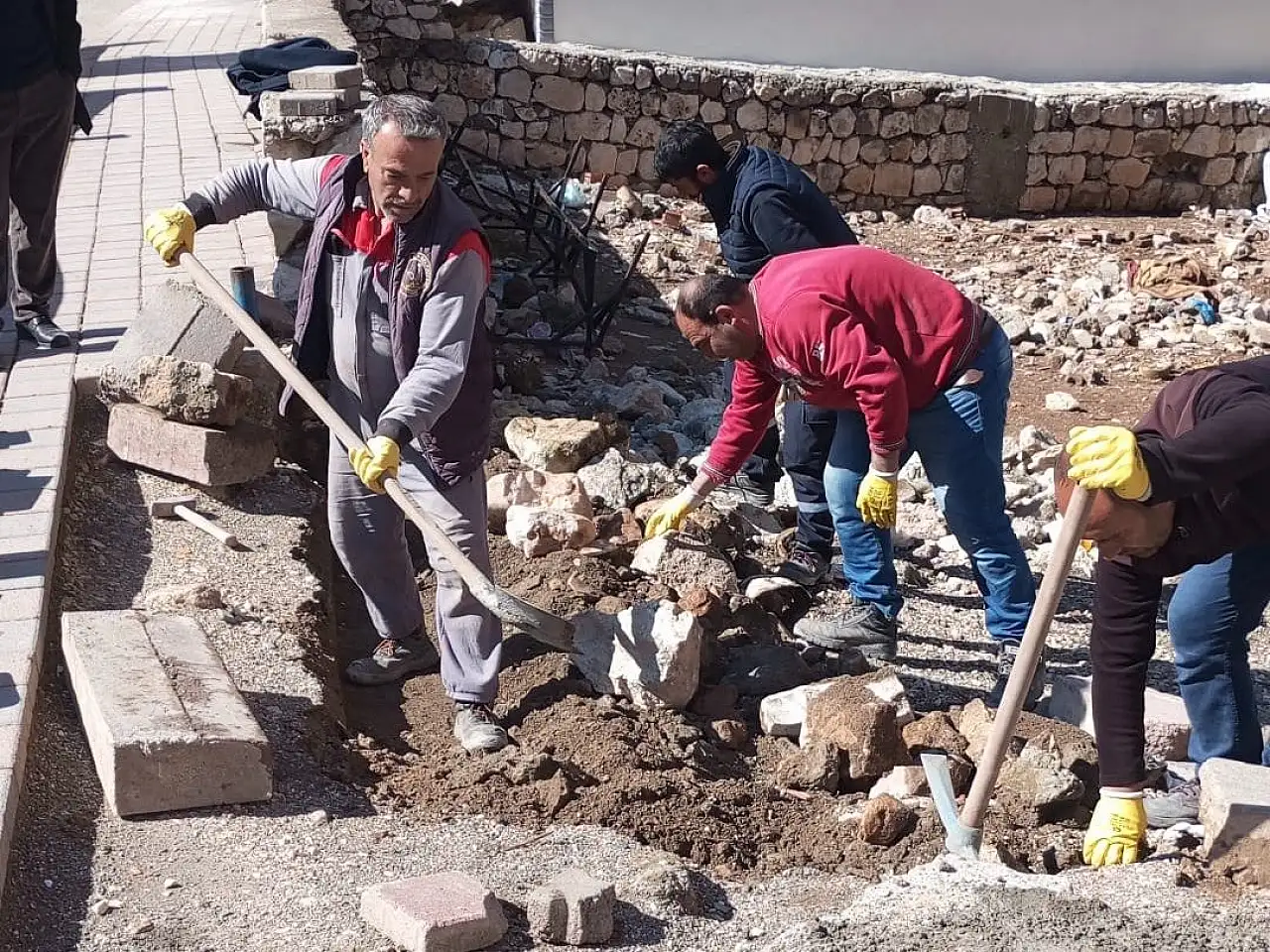 Kurtalan Belediyesi Bozulan Güzergahlar Onarıyor