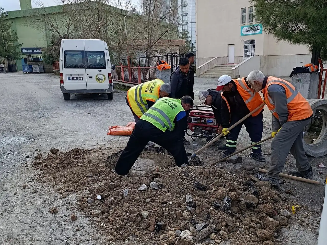 Belediye ekiplerinin Hasankeyf caddesinde yaptığı çalışma