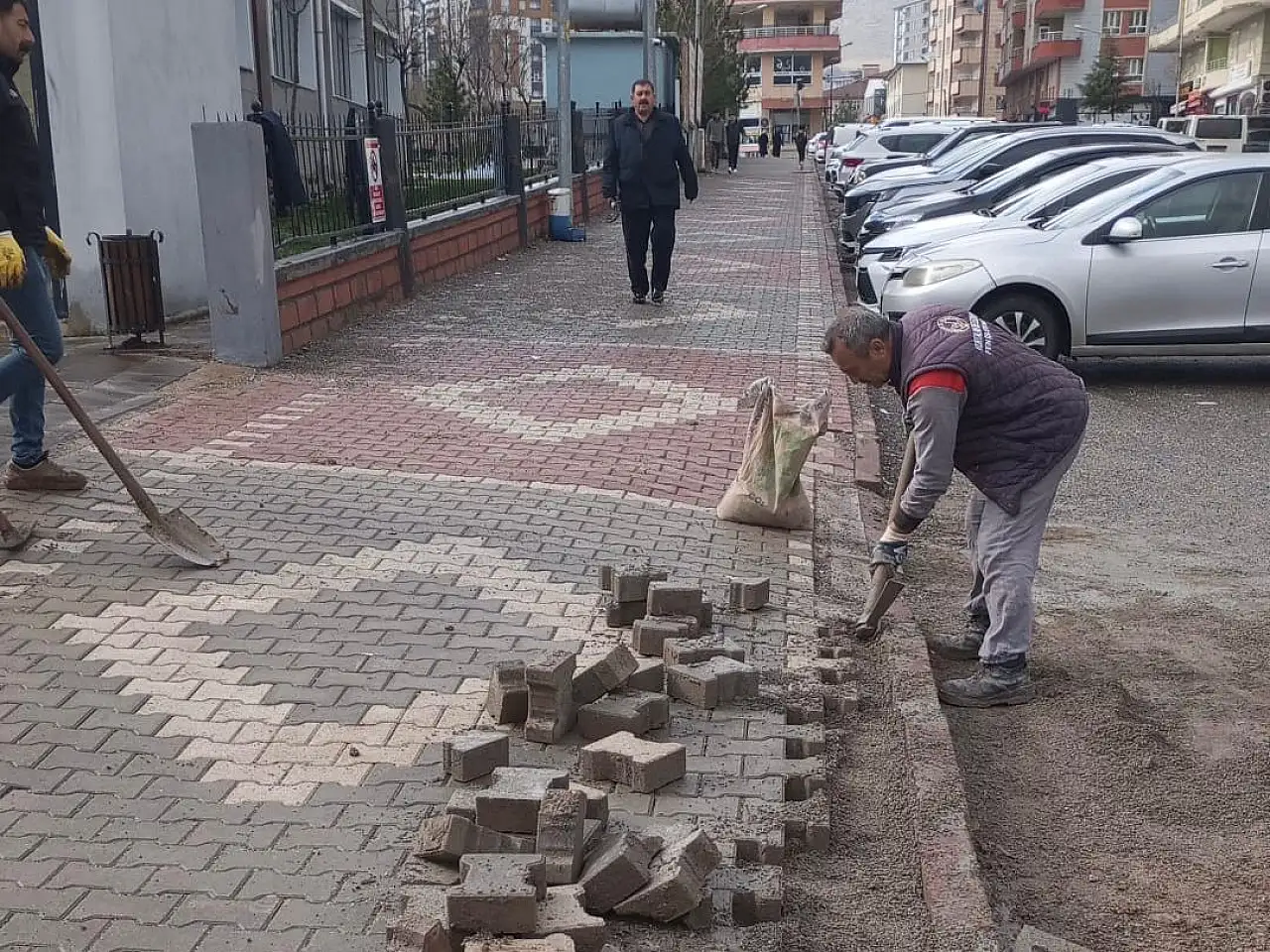 Belediye ekiplerinin Mehmet Akif Ersoy caddesinde yaptığı çalışma