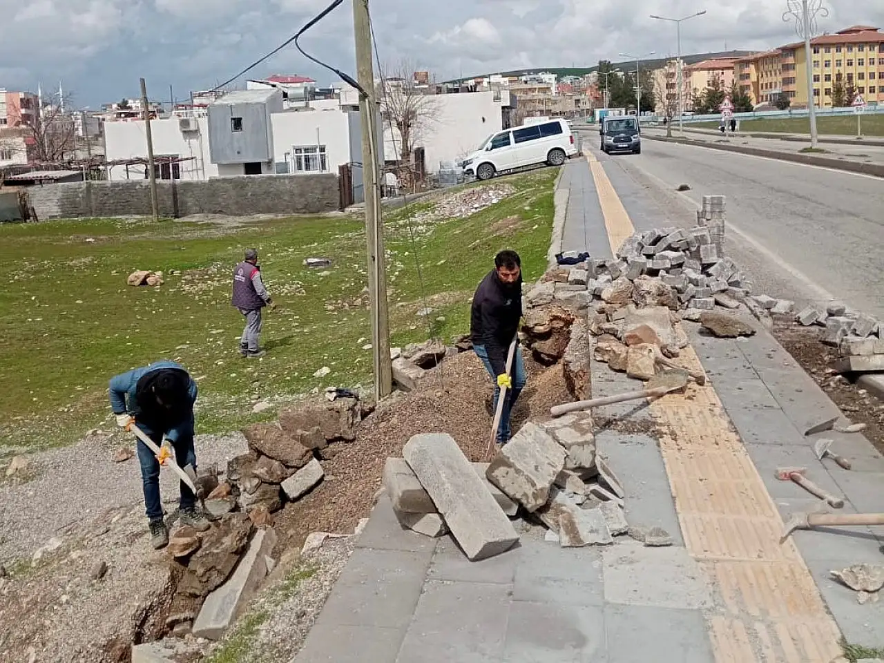 Belediye ekiplerinin Hasankeyf caddesinde yaptığı çalışma