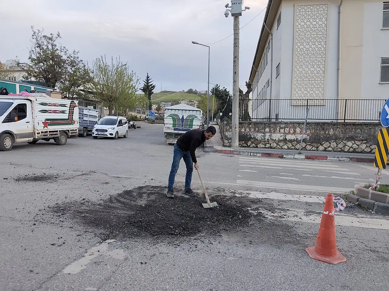Haberimiz Üzerine Siirt'te Yol Çökmesi Kısa Sürede Giderildi