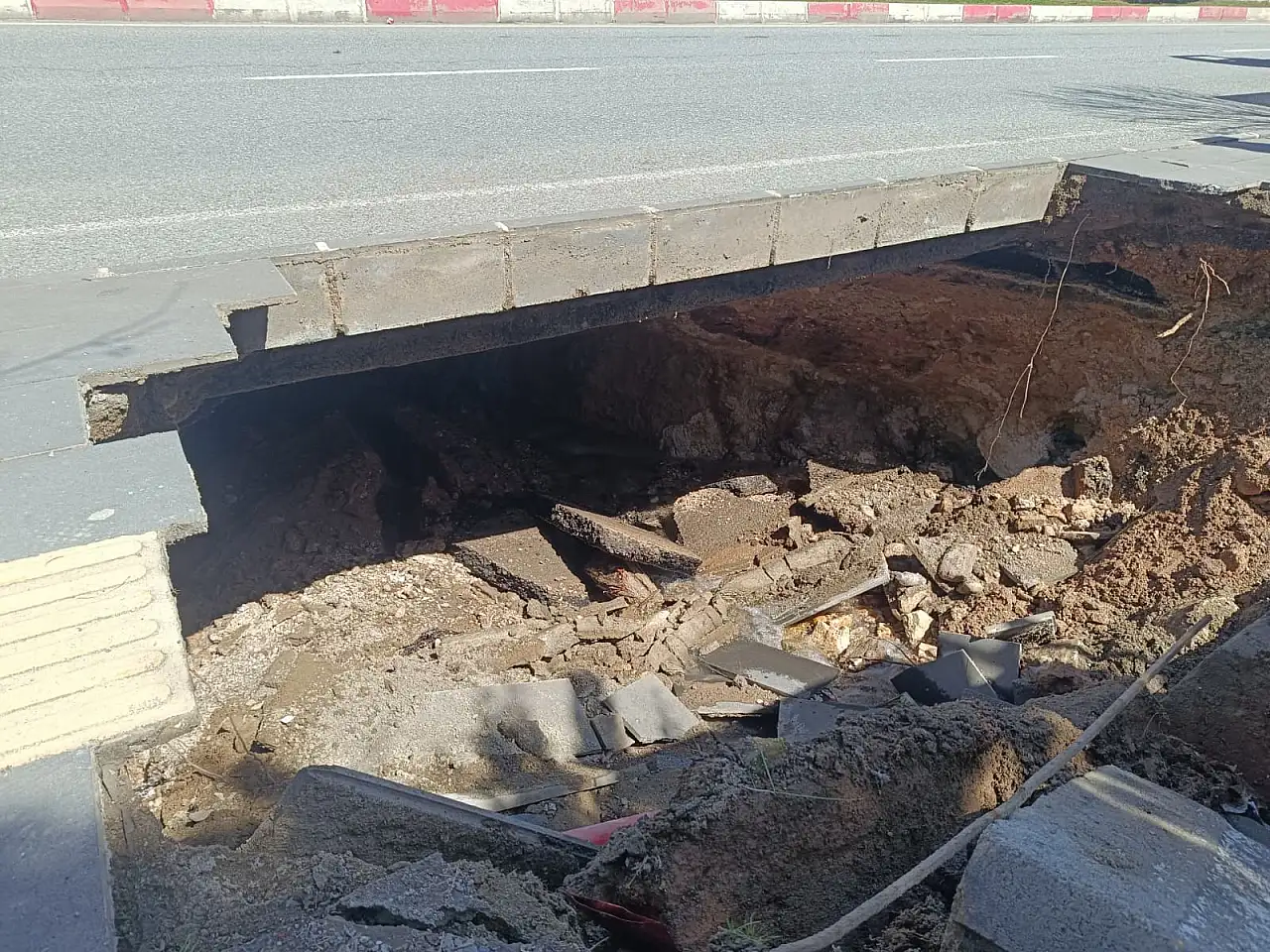 Siirt'te Kaldırım Çöktü: Kurtalan Caddesi Trafiğe Kapatıldı