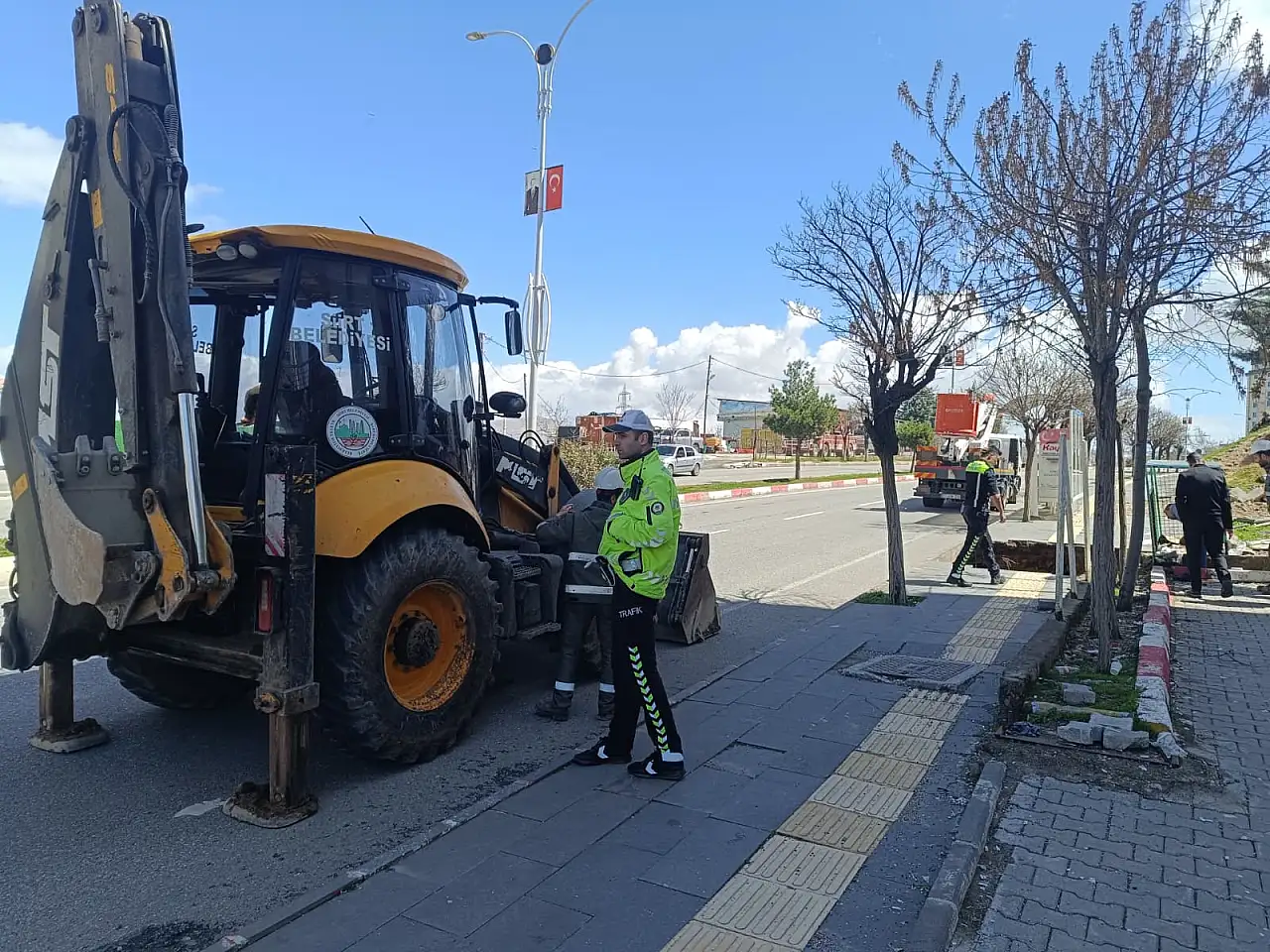 Siirt'te Kaldırım Çöktü: Kurtalan Caddesi Trafiğe Kapatıldı