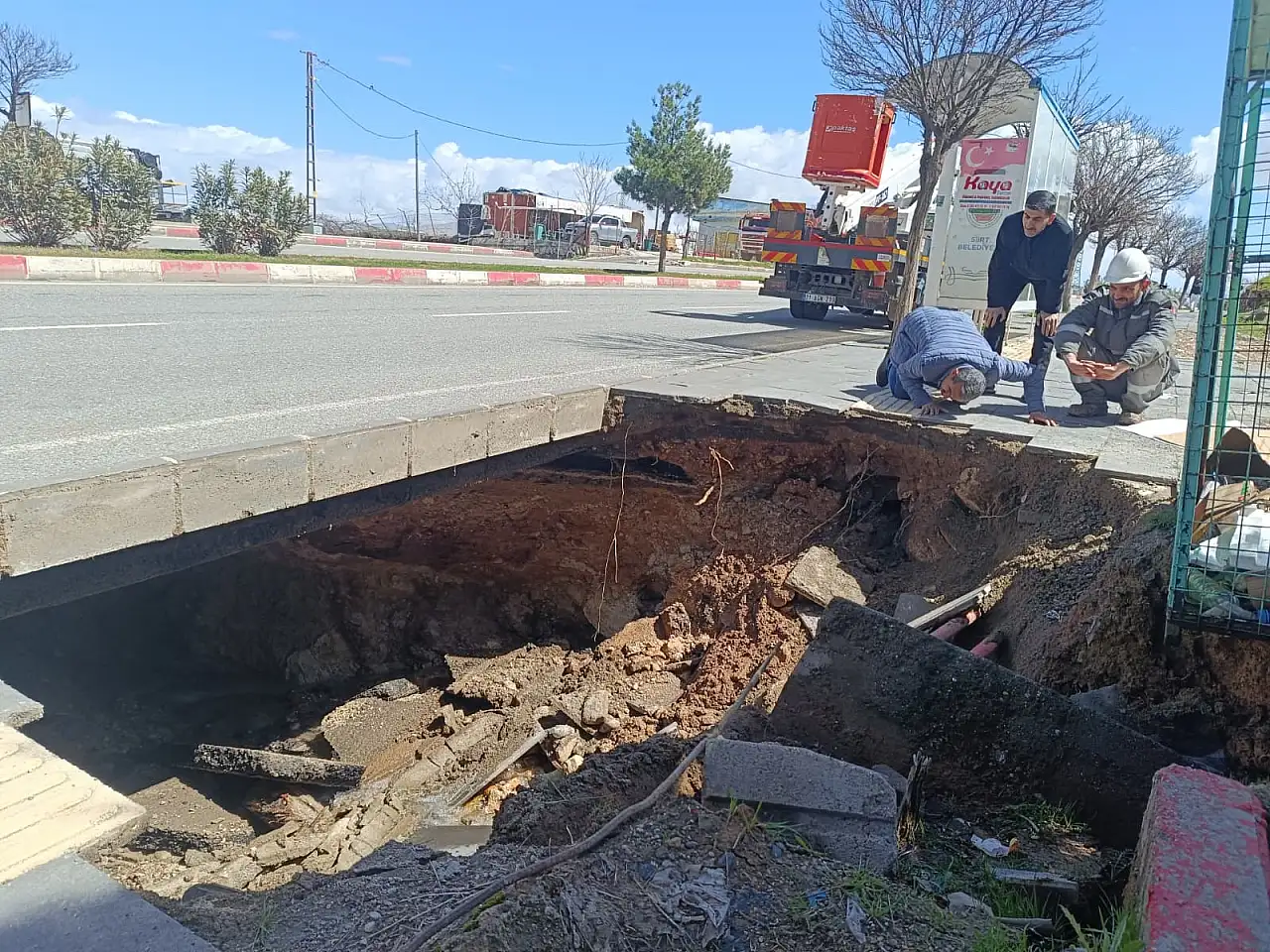 Siirt'te Kaldırım Çöktü: Kurtalan Caddesi Trafiğe Kapatıldı