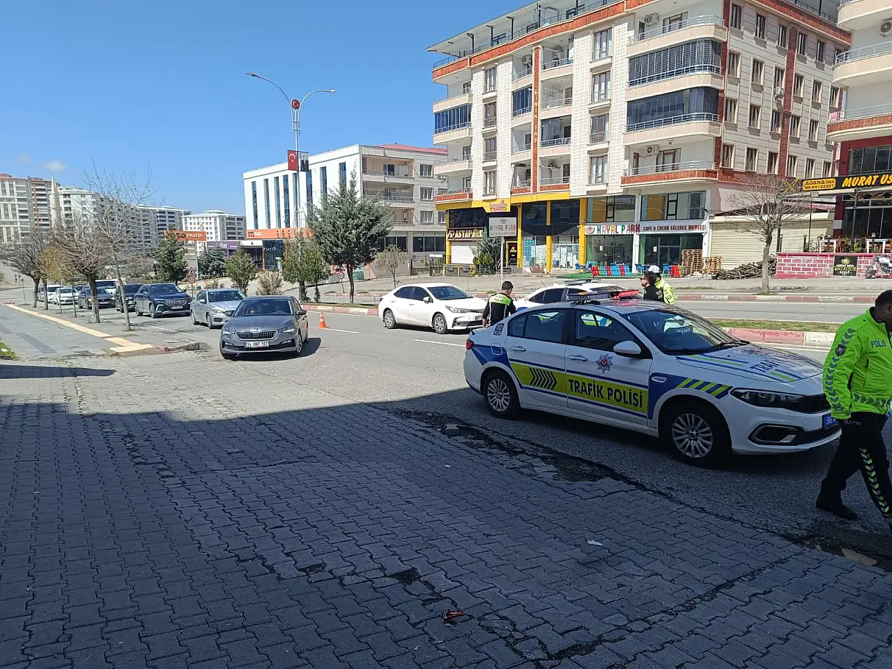 Siirt'te Kaldırım Çöktü: Kurtalan Caddesi Trafiğe Kapatıldı