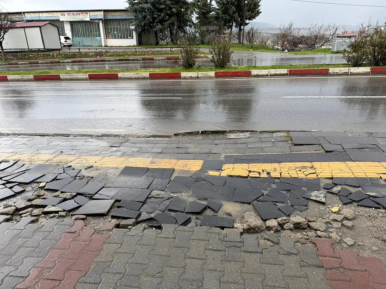 Siirt'te Kaldırım Sorunu Tepki Çekti: Engelli Geçişleri Kullanılamaz Hale Geldi