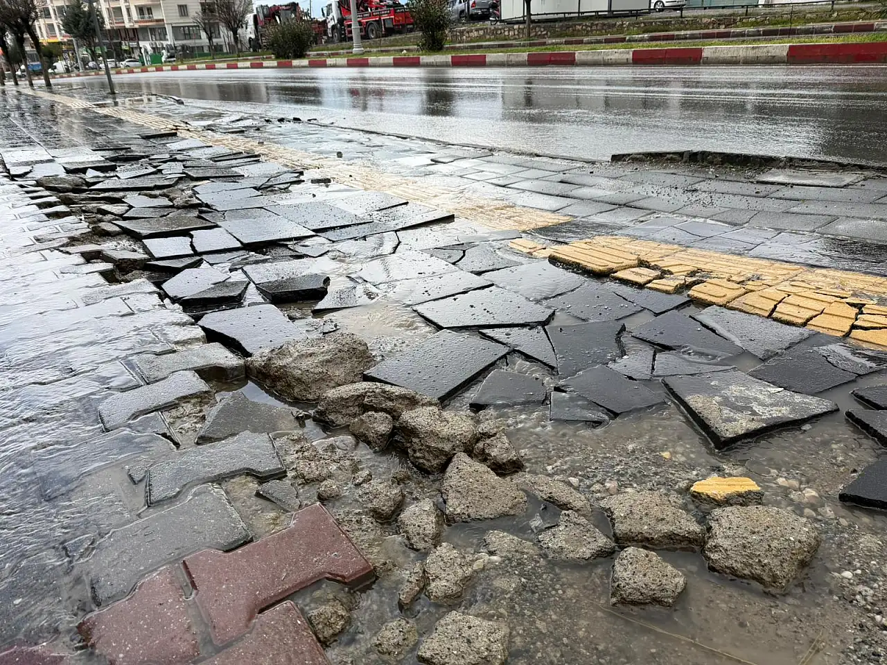 Siirt'te Kaldırım Sorunu Tepki Çekti: Engelli Geçişleri Kullanılamaz Hale Geldi