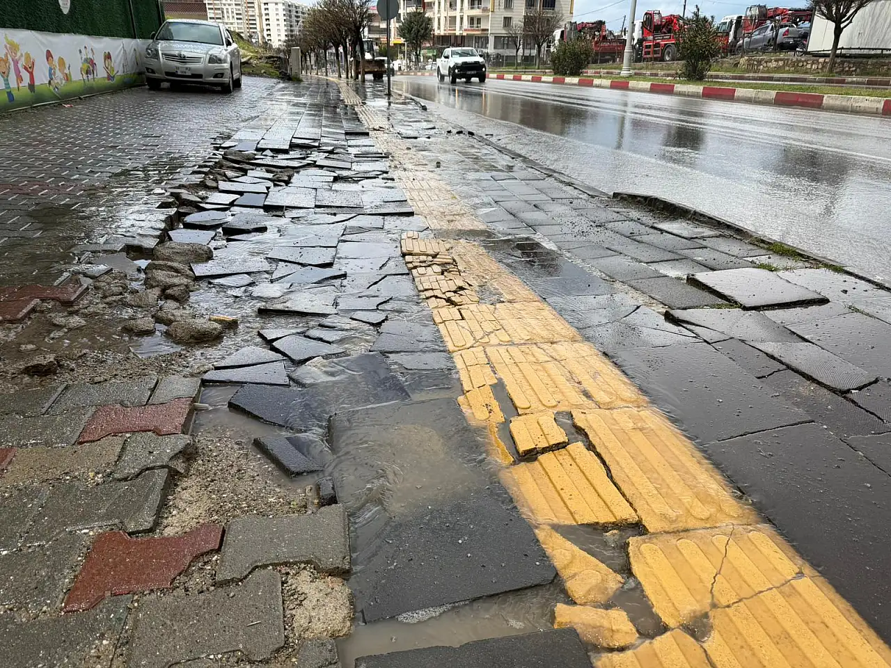 Siirt'te Kaldırım Sorunu Tepki Çekti: Engelli Geçişleri Kullanılamaz Hale Geldi