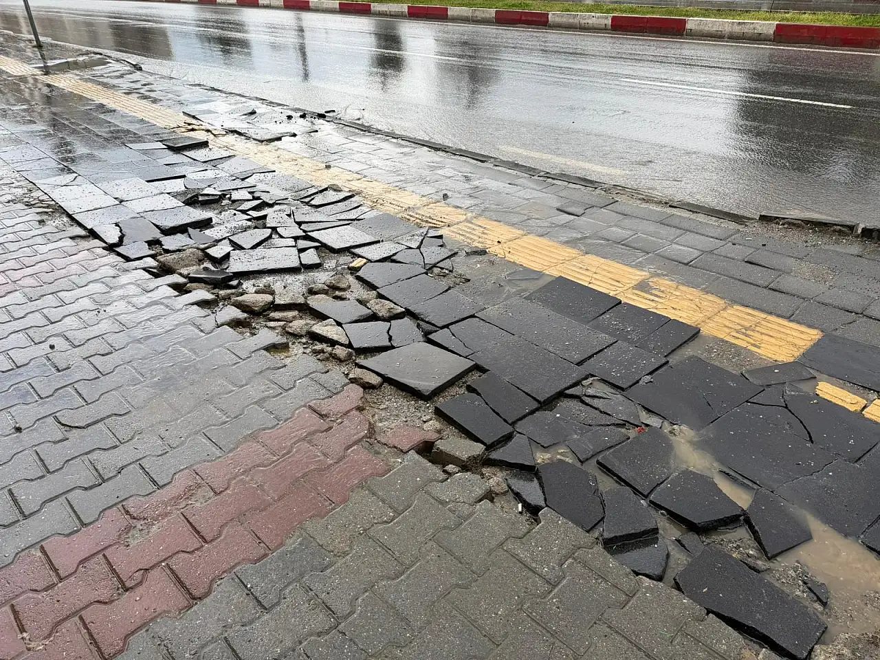 Siirt'te Kaldırım Sorunu Tepki Çekti: Engelli Geçişleri Kullanılamaz Hale Geldi