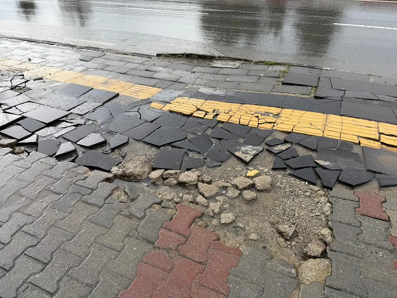 Siirt'te Kaldırım Sorunu Tepki Çekti: Engelli Geçişleri Kullanılamaz Hale Geldi