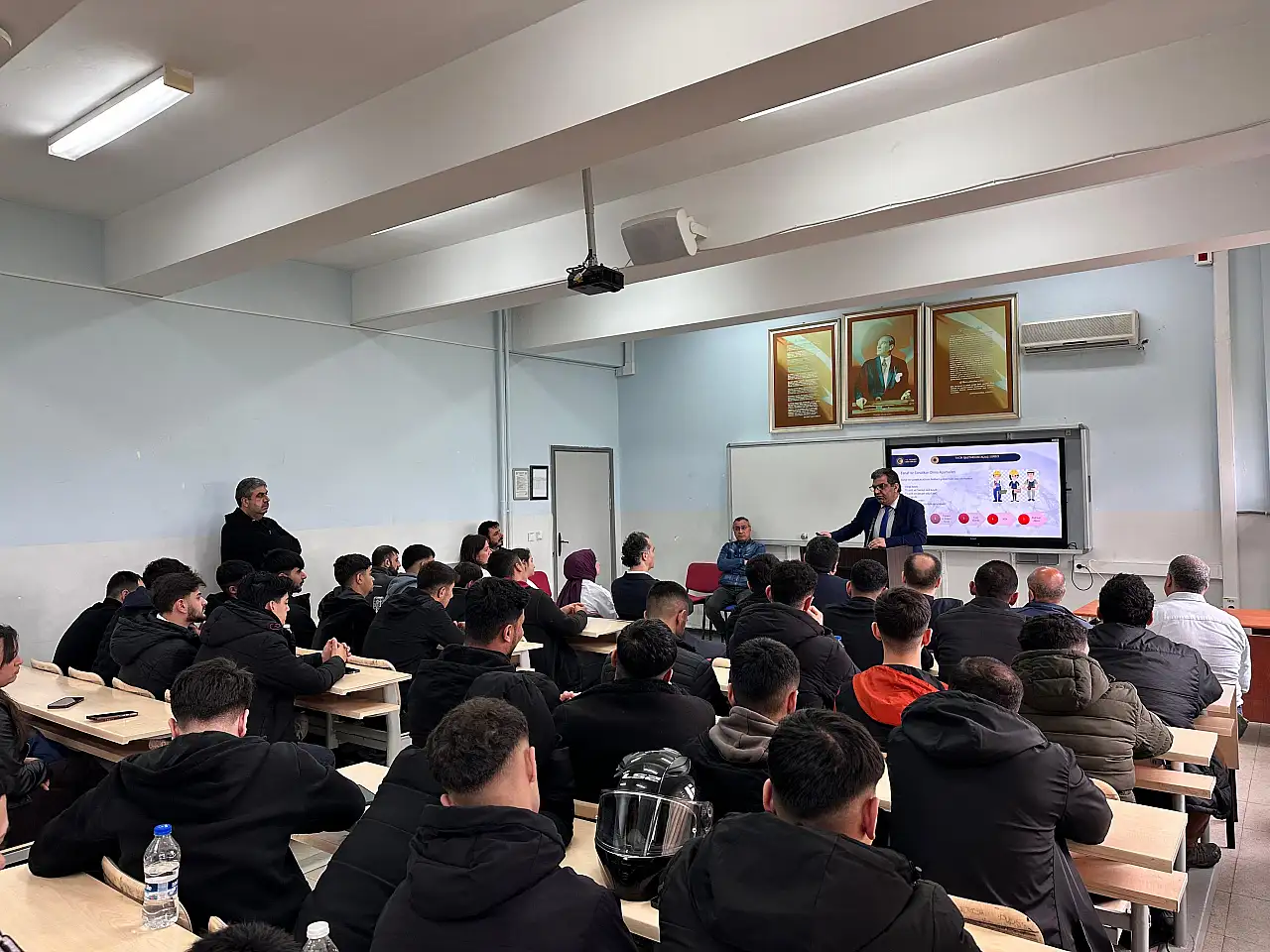 Siirt'te Mesleki Eğitim Öğrencilerine Girişimcilik ve KOSGEB Destekleri Anlatıldı