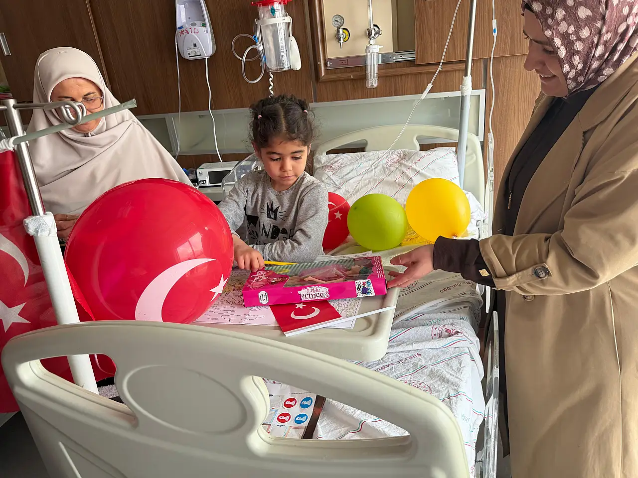 Siirt'te 23 Nisan'da Hastanedeki Çocuklara Moral Ziyareti