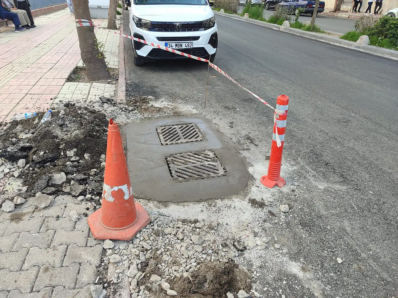 Siirt'te Yol Konforunu Artıran 'Hassas Ayar': Rögar Kapakları Artık Sorun Olmayacak