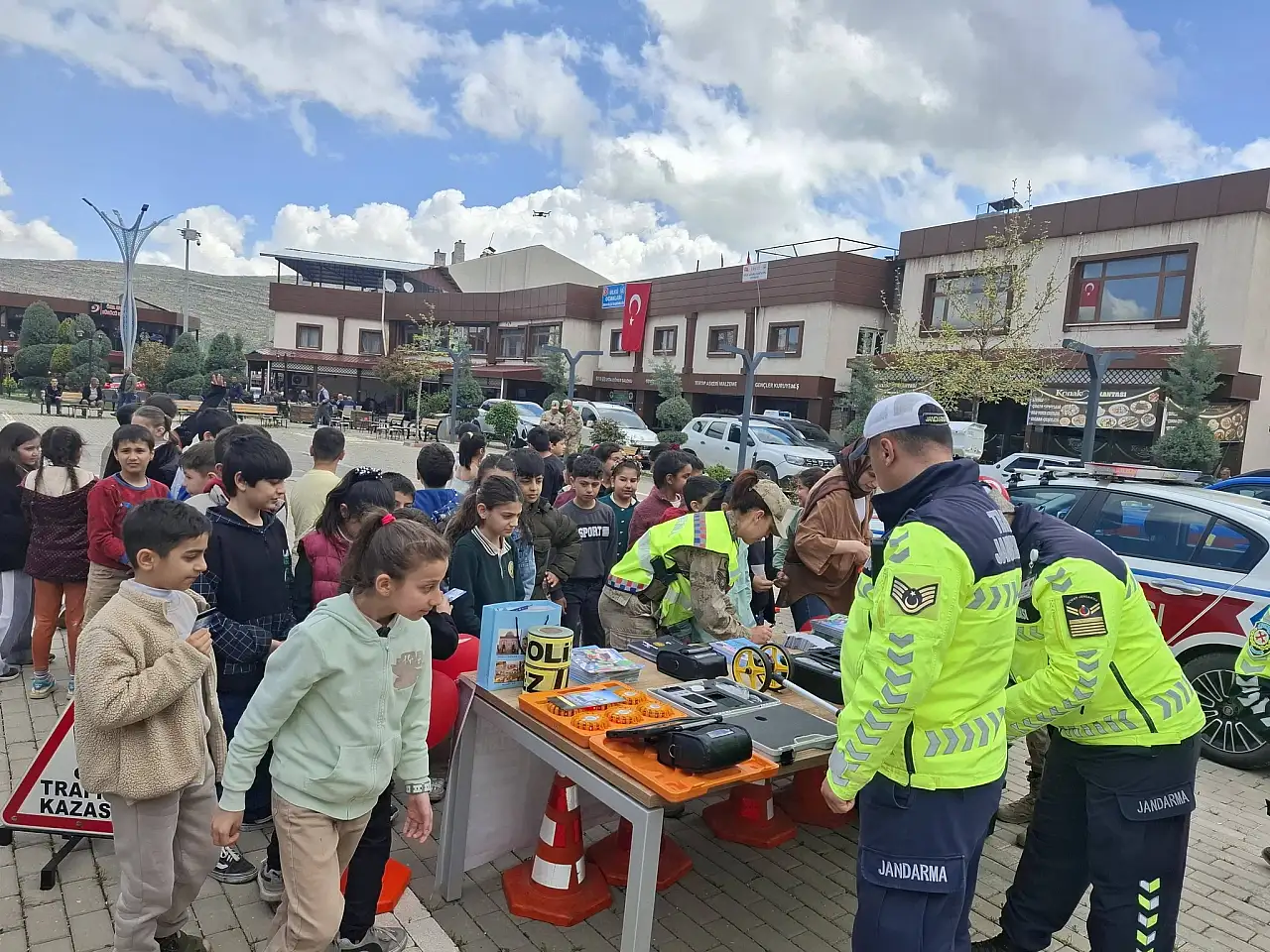 Eruh'ta Trafik Haftası Kutlaması: Jandarma ve Emniyetten Ortak Eğitim