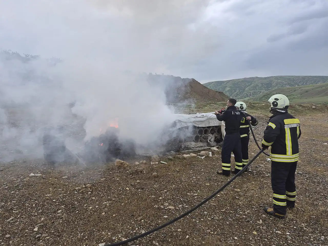 Siirt'te Arı Kovanları Alevlere Teslim Oldu: Yağmurlu Havada Çıkan Yangın Şaşırttı